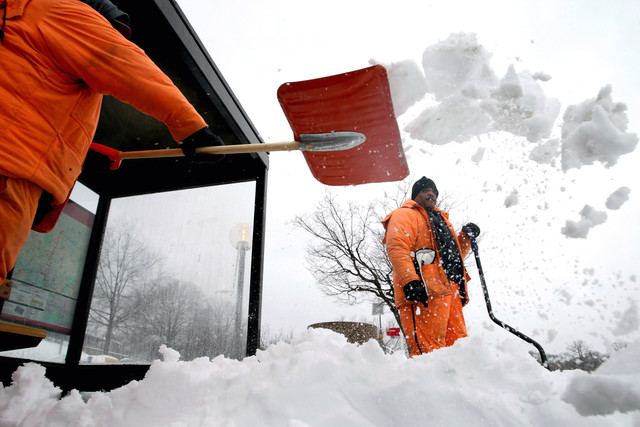امریکا میں شدید برف باری سے پروازیں منسوخ ہونے کا 25 سالہ ریکارڈ ٹوٹ گیا